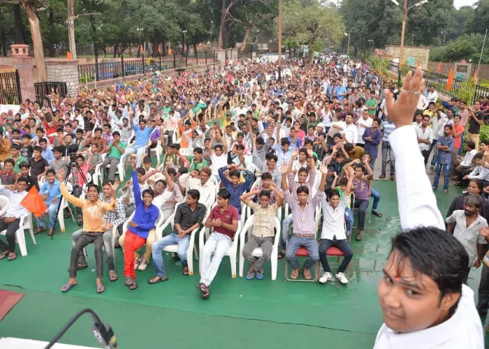 सामुदायिक कार्यक्रम के दौरान लोगों से संवाद करते हुए विकास नरवार